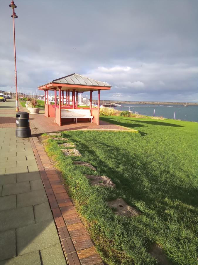 Applebys Guest House Holyhead Bagian luar foto
