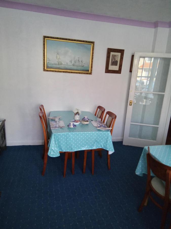 Applebys Guest House Holyhead Bagian luar foto
