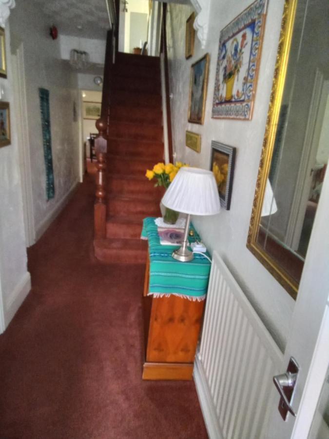 Applebys Guest House Holyhead Bagian luar foto